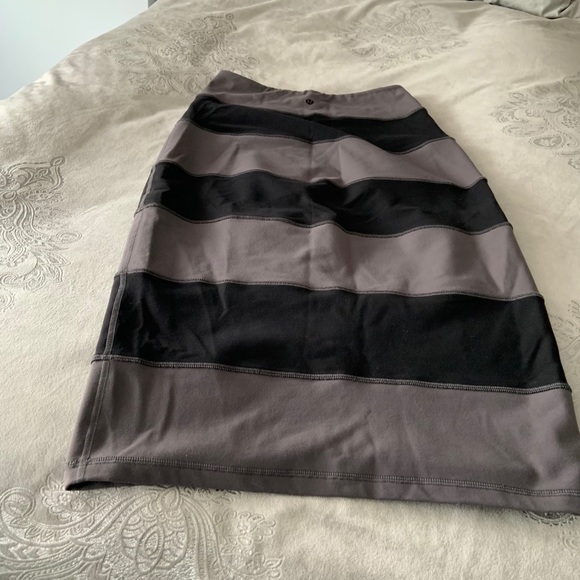 LuLu lemon yoga over skirt - Picture 4 of 4